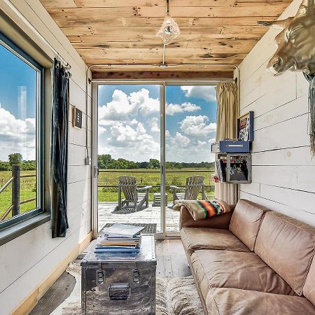 Flophouze Shipping Container Hotel Round Top Dış mekan fotoğraf