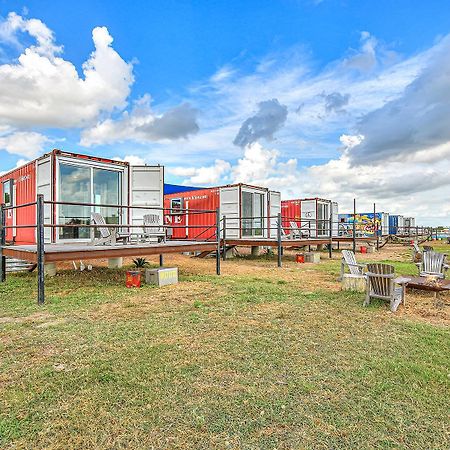 Flophouze Shipping Container Hotel Round Top Dış mekan fotoğraf