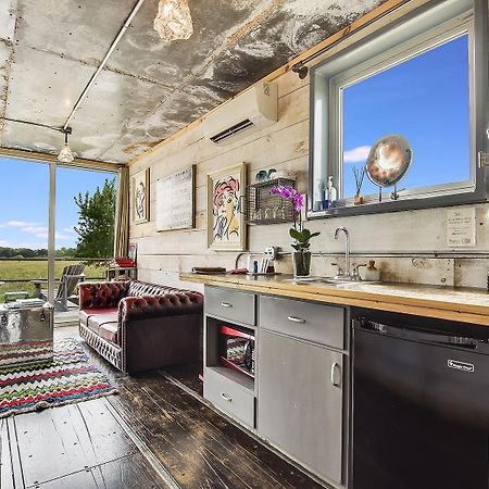 Flophouze Shipping Container Hotel Round Top Dış mekan fotoğraf