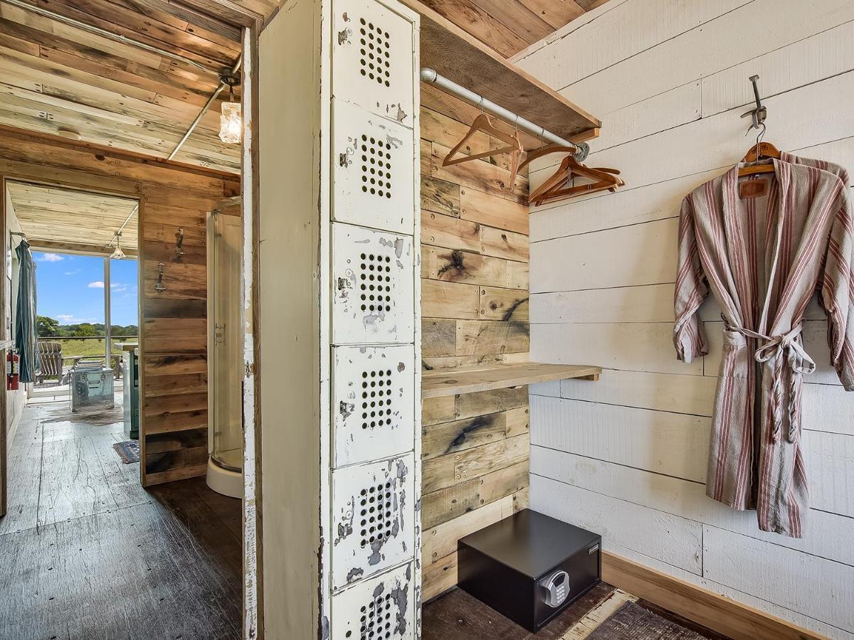Flophouze Shipping Container Hotel Round Top Dış mekan fotoğraf