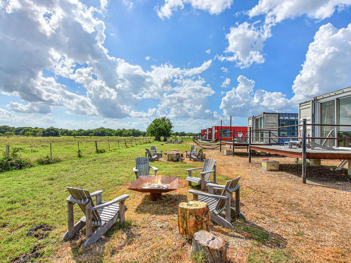 Flophouze Shipping Container Hotel Round Top Dış mekan fotoğraf