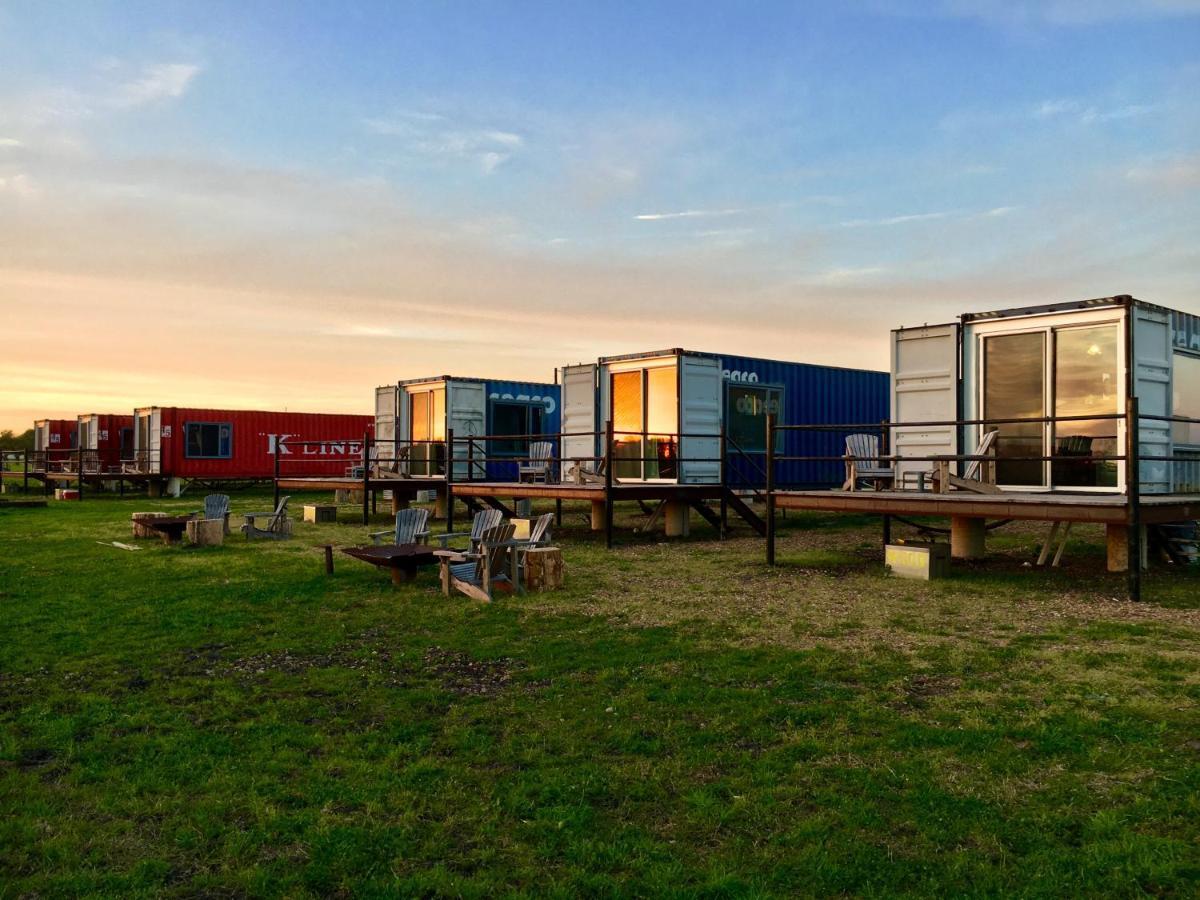 Flophouze Shipping Container Hotel Round Top Dış mekan fotoğraf