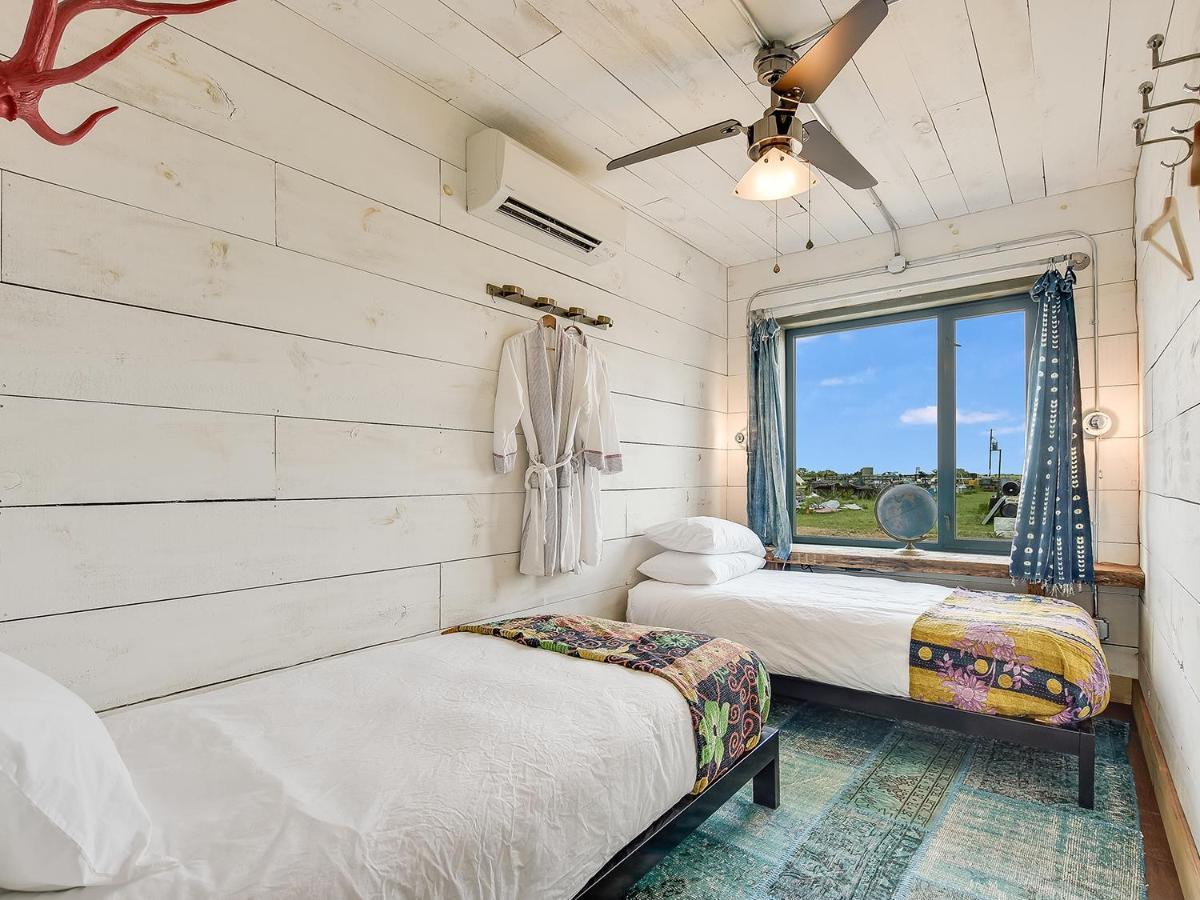 Flophouze Shipping Container Hotel Round Top Dış mekan fotoğraf