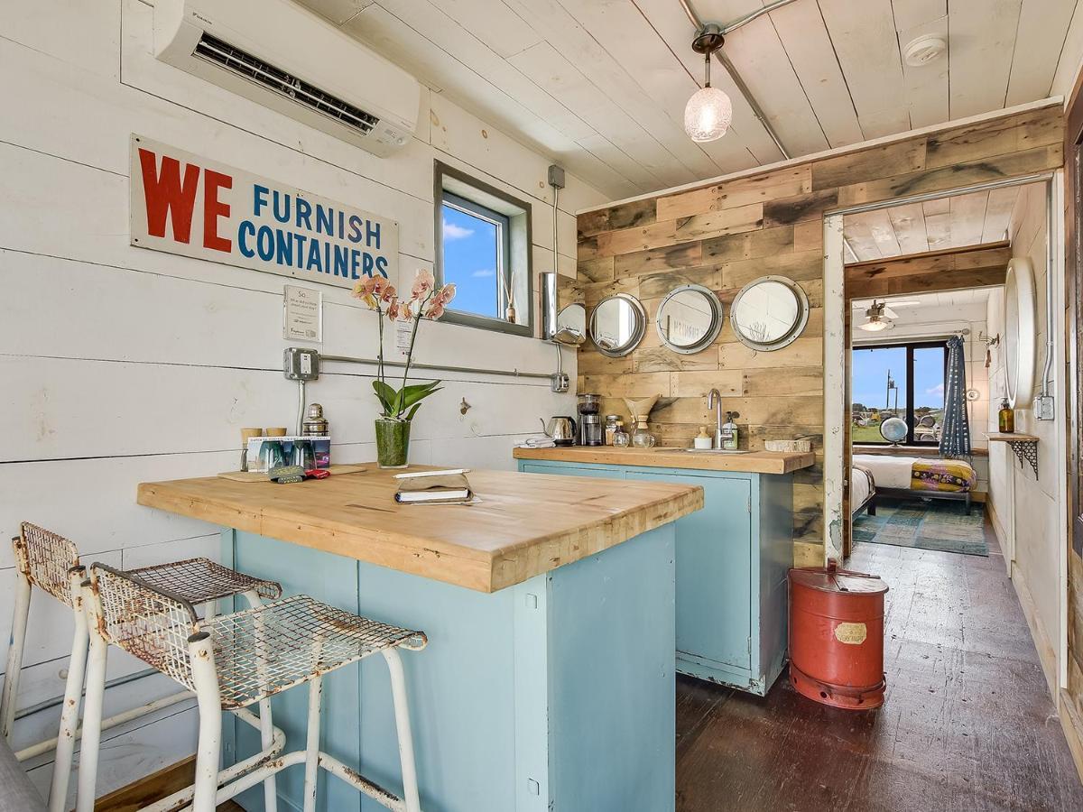 Flophouze Shipping Container Hotel Round Top Dış mekan fotoğraf