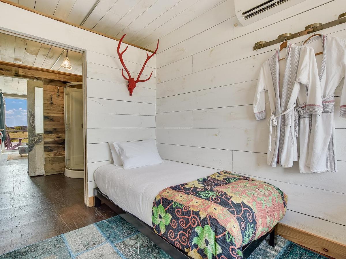 Flophouze Shipping Container Hotel Round Top Dış mekan fotoğraf