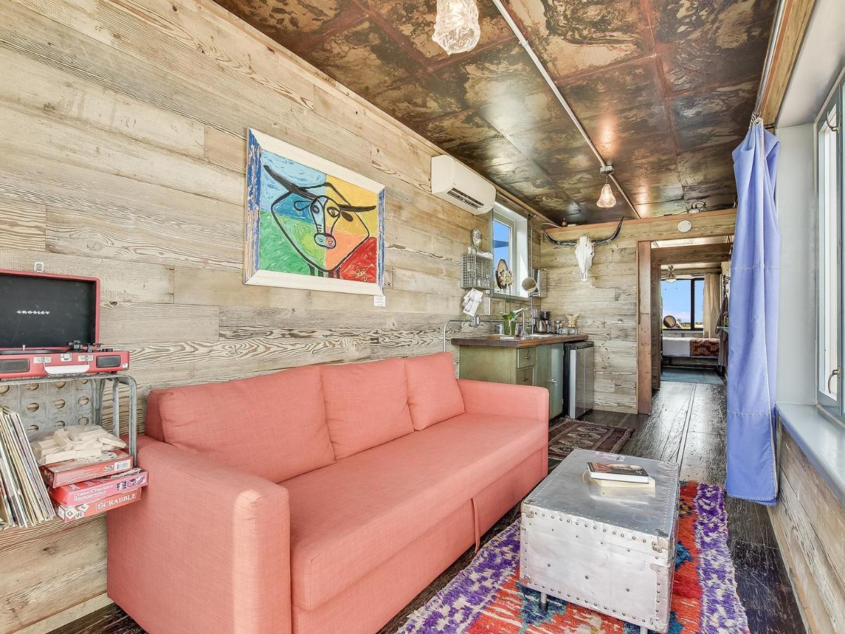 Flophouze Shipping Container Hotel Round Top Dış mekan fotoğraf