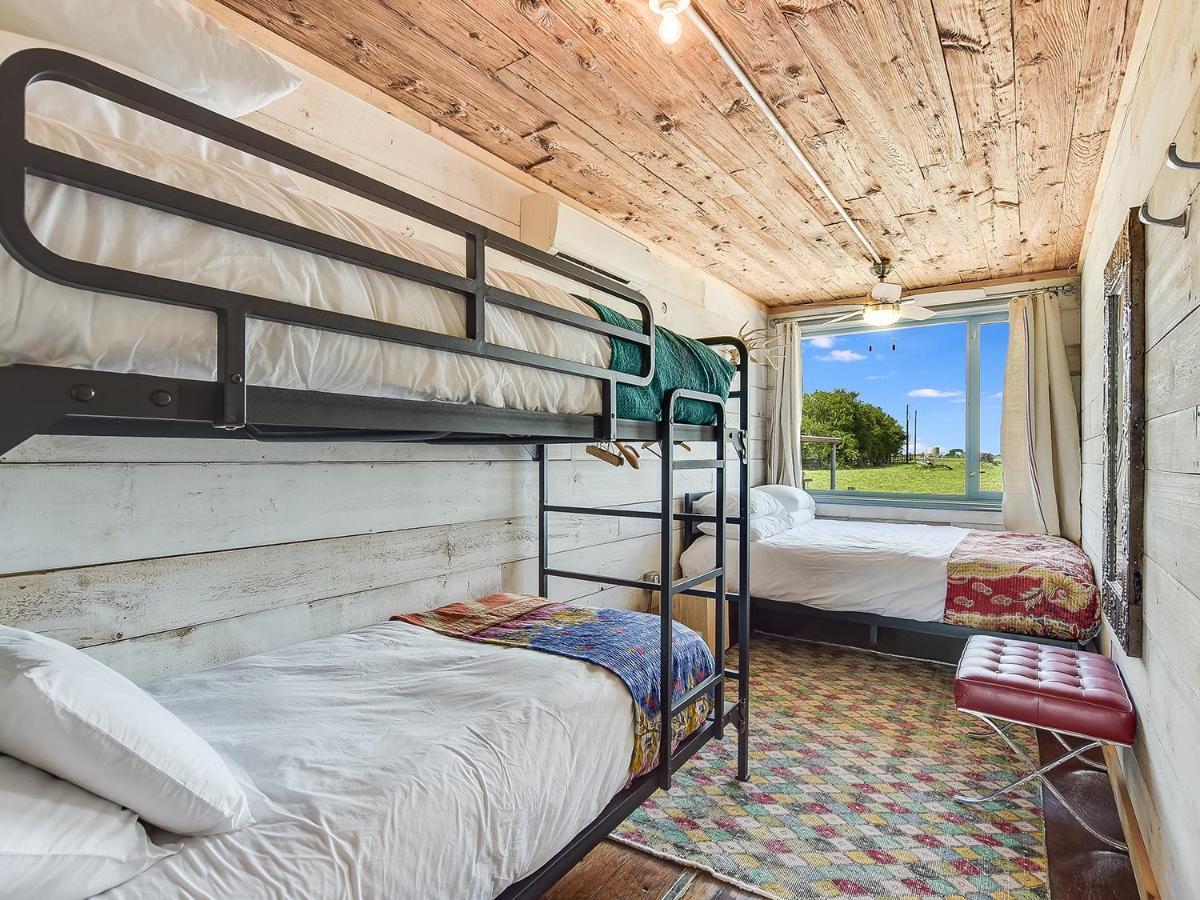 Flophouze Shipping Container Hotel Round Top Dış mekan fotoğraf