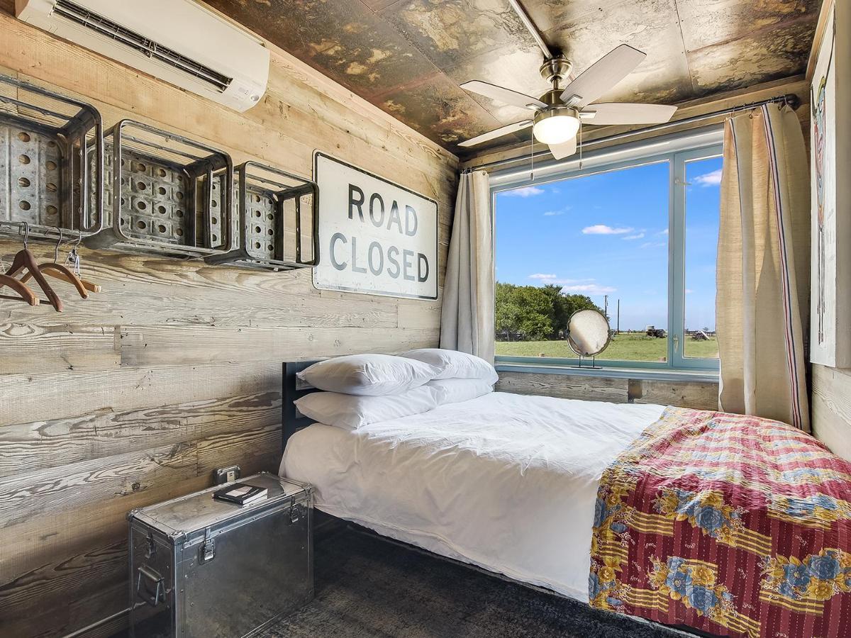 Flophouze Shipping Container Hotel Round Top Dış mekan fotoğraf