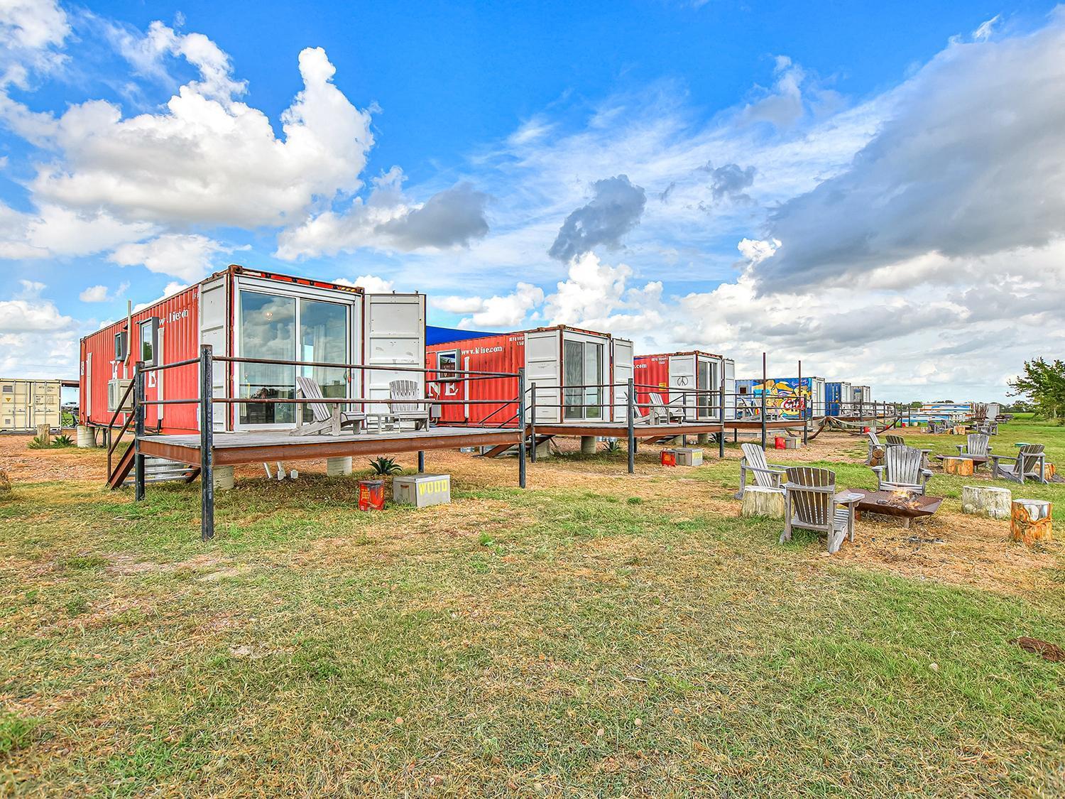 Flophouze Shipping Container Hotel Round Top Dış mekan fotoğraf