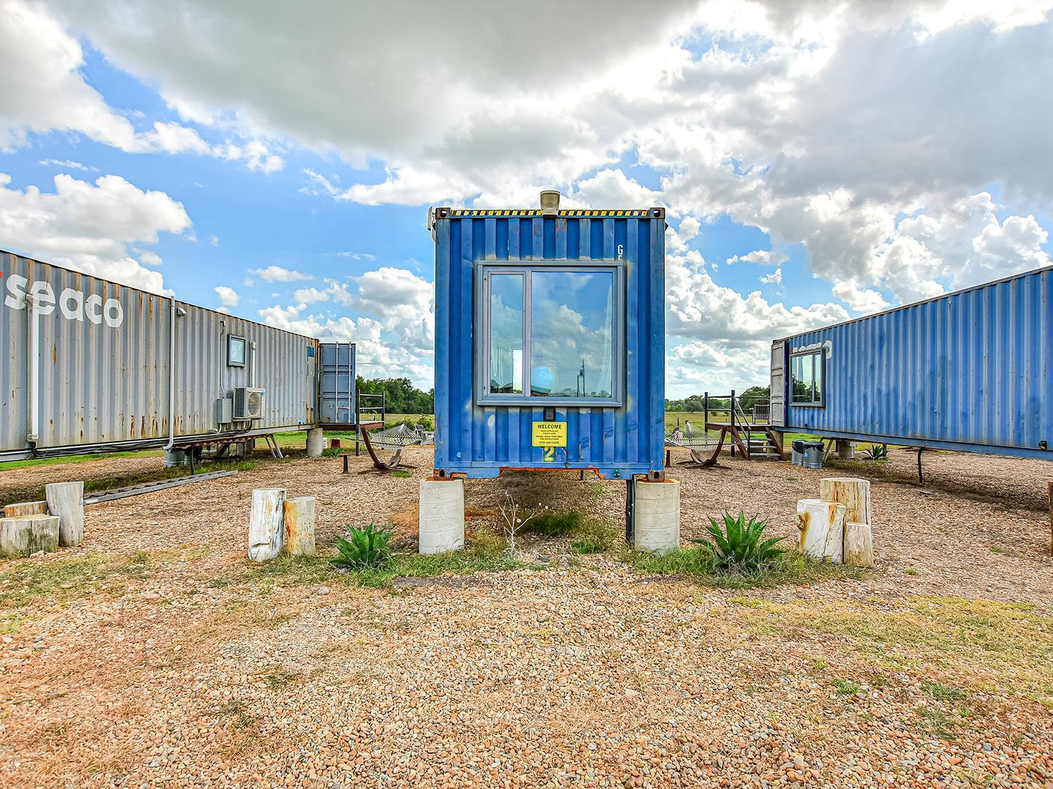 Flophouze Shipping Container Hotel Round Top Dış mekan fotoğraf