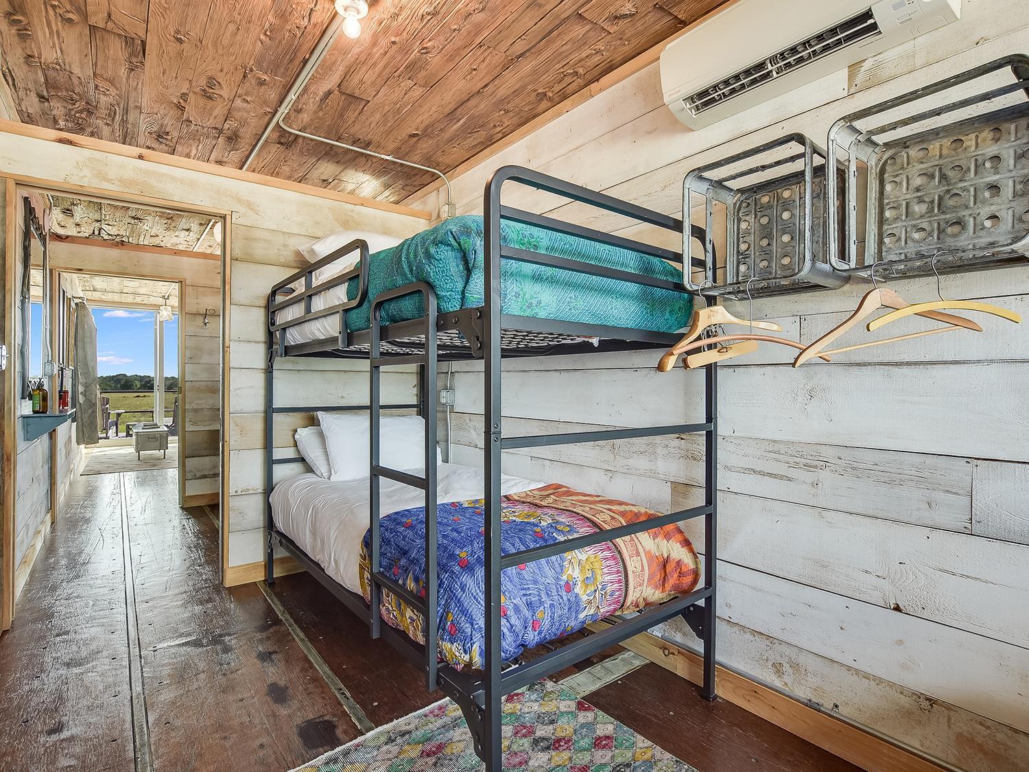 Flophouze Shipping Container Hotel Round Top Dış mekan fotoğraf